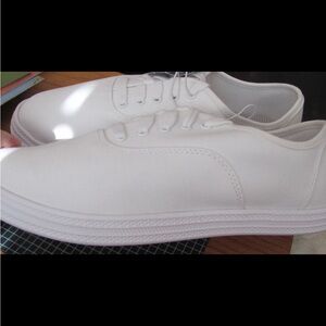NEW Universal thread white sneakers size 8W lunea